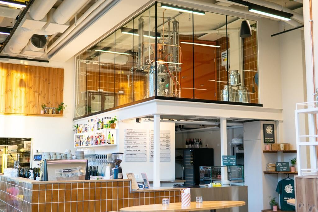 Vitrean Contraflam Structure -palolasit takaavat esteettömän näkymän ravintola Greenfinchin ginitislaamoon.