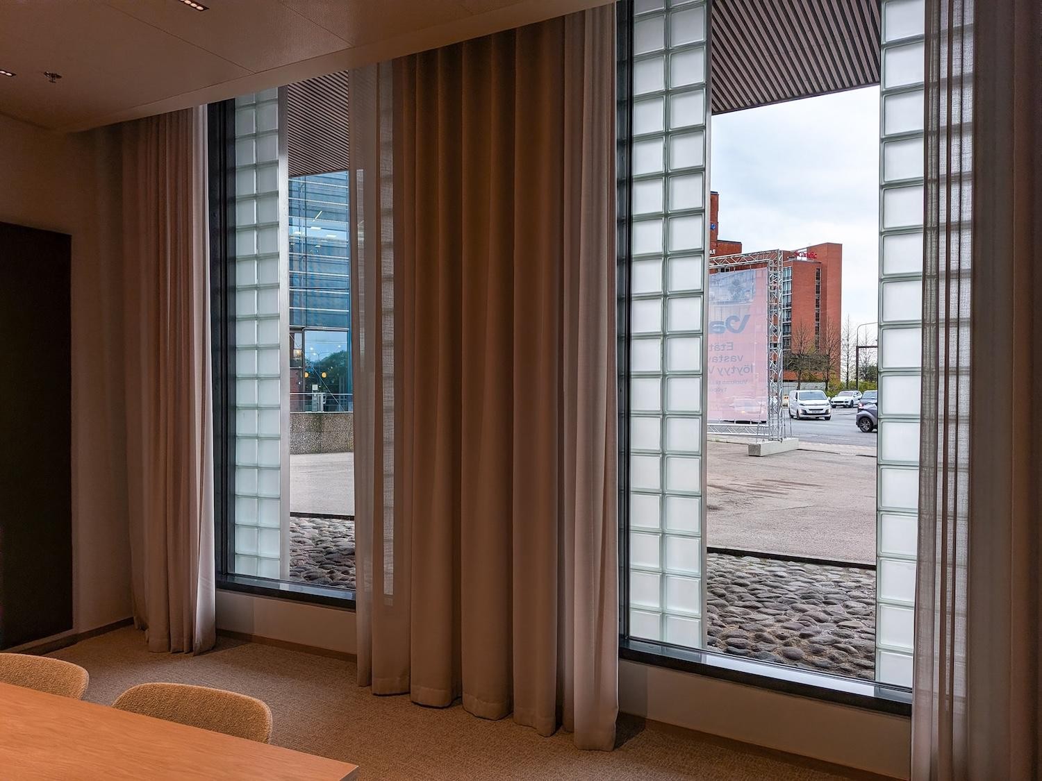 Vitrean lasitiilet näkyvät Vallan neuvottelutilan ikkunoista.