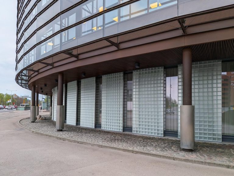 Valla-toimistotilat. Vitrean lasitiilet Atriumin pohjakerroksen julkisivussa.