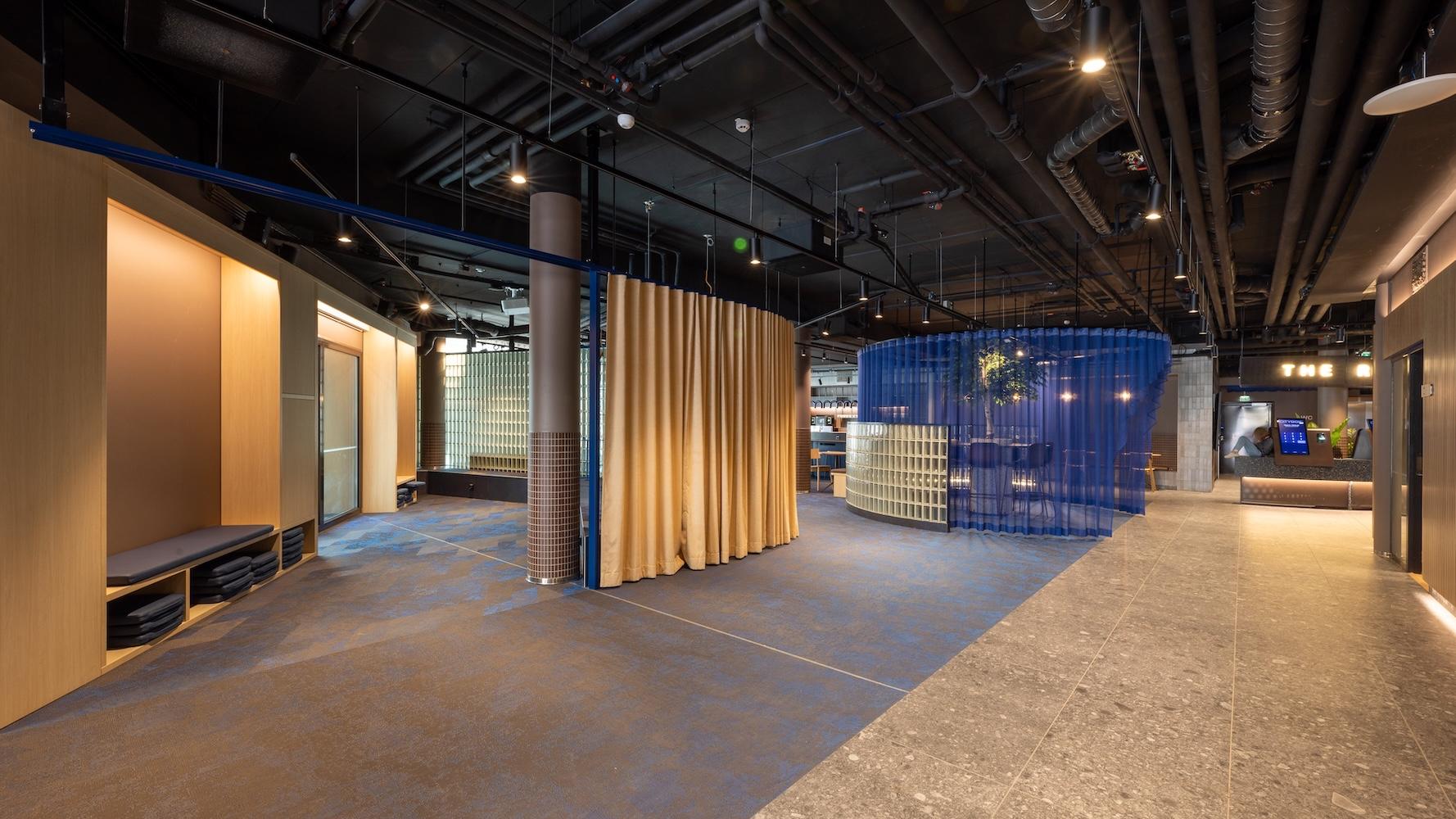 Citybox Helsinki -hotellin aula. Vitrean lasitiiliseinät tilanjakajina.