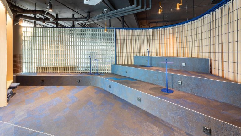 Vitrean lasitiiliseinä tilanjakajana Citybox Helsinki -hotellissa.