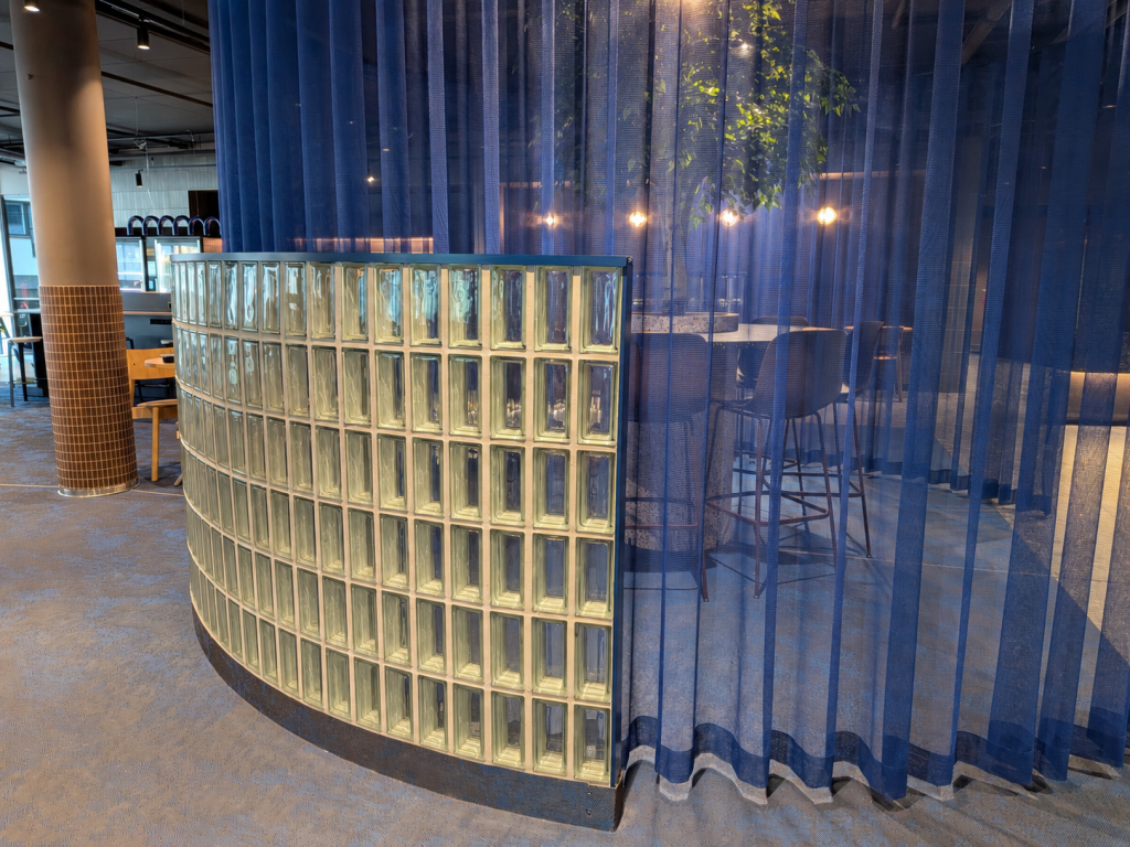 Vitrean lasitiilet Citybox Helsinki -hotellin aulassa.