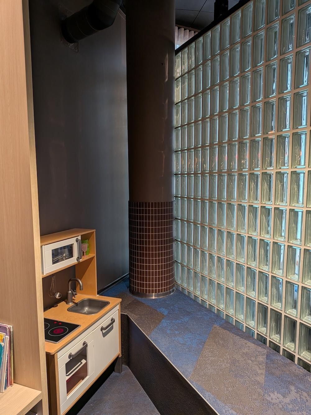 Vitrean lasitiilet rajaavat lasten leikkinurkan Citybox Helsinki -hotellin aulasta.
