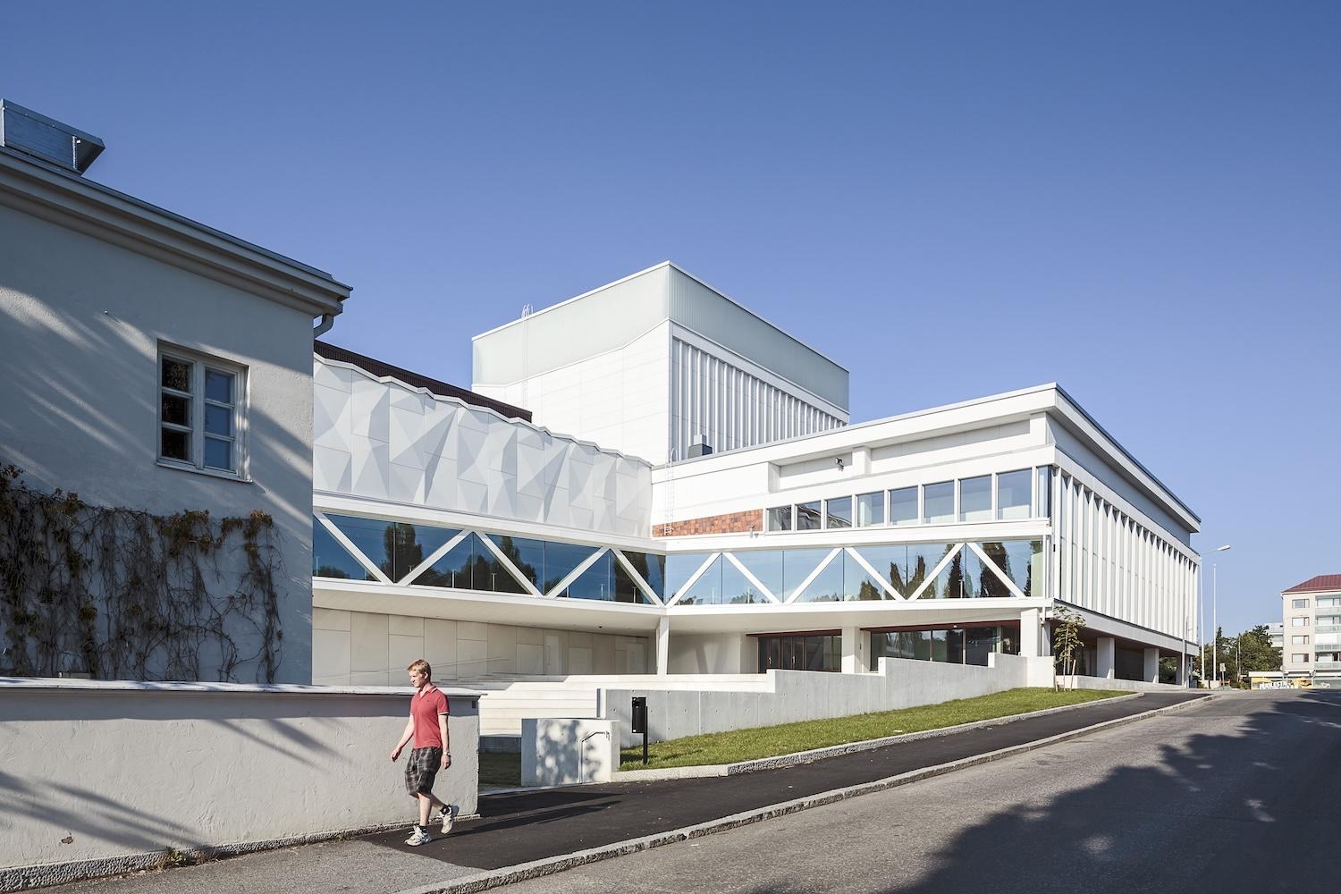 Reglit-profiililasit Kuopion teatterin tornissa