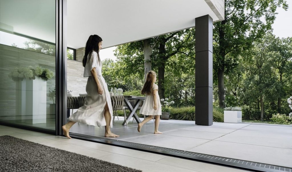 Solarlux Cero -lasiliukuovet johdattavat kesäiselle terassille.
