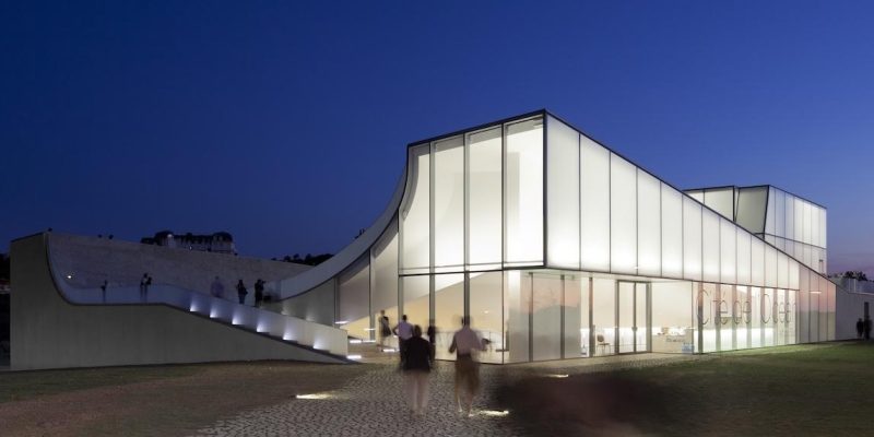 Cite de l’Ocean -museo Ranskassa. Pimeällä Kapilux-julkisivulasit yhdessä sisätilojen valaistuksen kanssa muuttavat museorakennuksen kauniiksi valotaideteokseksi. Kuva: Fernando Guerra.