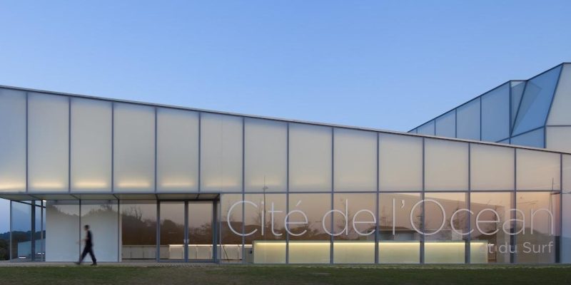 Hämärän aikaan Kapilux-julkisivulasi läpäisee sisätilojen valaistuksen kauniin pehmeästi ulospäin. Cite de l’Ocean -museossa Ranskassa. Kuva: Fernando Guerra.