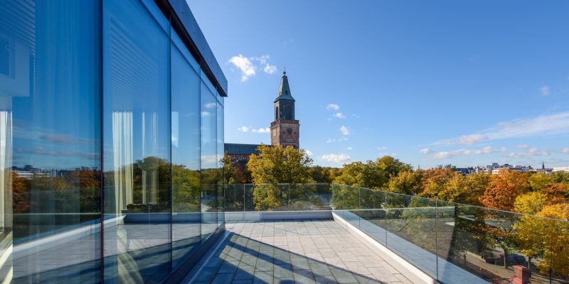 Astra-kampus, lasikaiteet terassilla. Kuva: Sarc + Sigge / Vesa Loikas.