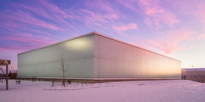 Reglit-profiililasit eli lasilankut Muuramen monitoimitalon liikuntasalin julkisivussa.
