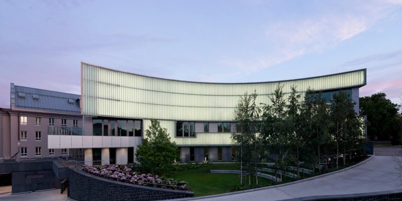 Reglit_US.Embassy_iltavalaistus